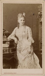 صورة لمغنية الأوبرا كارولين سالا كارولين لويز دي سيبتافو ، ج. 1880. بواسطة تشارلز برجاماسكو