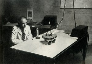 مكتب التحكم في مدرسة للتدريب على الطيران في سلاح الجو الملكي ، 1941. بواسطة تشارلز براون