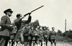 أفراد سلاح الجو الملكي البريطاني يتعلمون إطلاق البنادق خلال الحرب العالمية الثانية ، 1941. بواسطة تشارلز براون