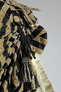 فستان سهرة ، حوالي 1884 (منظر تفصيلي للصخب). الساتان والحرير وقطع المخمل والدانتيل وشرابات وخيوط الحرير والهامش. تشارلز فريدريك ورث ، فرنسا. بواسطة تشارلز فريدريك وورث