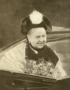 الملكة فيكتوريا تبتسم ، بعد أن قبلت للتو باقة من الزهور ، جزيرة وايت ، حوالي عام 1887 (صورة بالأبيض والأسود) بواسطة تشارلز نايت