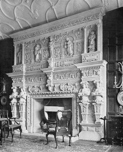 قطعة المدخنة في غرفة الرسم ، South Wraxall Manor ، من المجلد `` In English Homes Vol. 1 ، 1904 بواسطة تشارلز لاثام