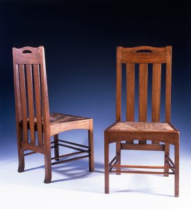 كرسي طعام من خشب البلوط صممه تشارلز ريني ماكينتوش لـ Argyle Street Tearooms ، حوالي 1898-99 بواسطة تشارلز ريني ماكينتوش