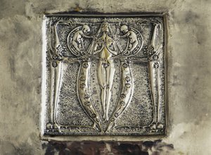 نقش بارز ، تفاصيل زخرفة الموقد ، غرفة نوم من تصميم Charles Rennie Mackintosh ، المملكة المتحدة ، القرن العشرين بواسطة تشارلز ريني ماكينتوش
