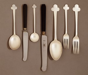 خدمة الطاولة المطلية بالكهرباء ، لشركة E. Bingham & Co. ، حوالي 1906 بواسطة تشارلز ريني ماكينتوش