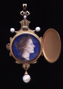 قلادة Pegasus تحتوي على صورة مصغرة من Miss Edith Emma Cooper (1862-1913) 1901 (قلم رصاص ومرحاض على المينا) (انظر 109662 للخارج) بواسطة تشارلز ريكيتس