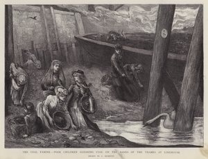 Poor children gleaning pieces of coal from the banks of the Thames at Limehouse, London (litho) بواسطة تشارلز ريكيتس
