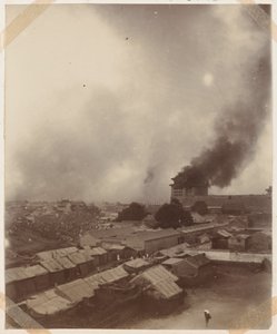 حريق كبير عند البوابة الرئيسية لبكين ، 1900 بواسطة مصور صيني
