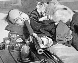 Chinatown, San Francisco - smoking opium, c.1900 (b/w photo) بواسطة مصور صيني