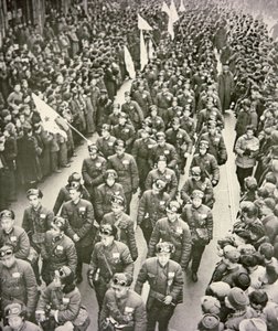 Chinese Medical Corps leaving Shanghai for Korea in 1951 (b/w photo) بواسطة مصور صيني