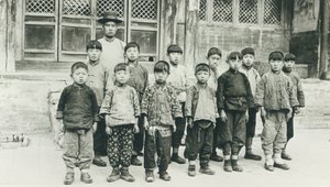Schoolteacher and pupils بواسطة مصور صيني
