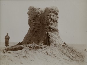 الموقع الذي تم فيه العثور على رسالة صغديان ، وهي واحدة من أقدم الوثائق الورقية الصغدية الباقية (حوالي 313 م) ، دونهوانغ ، الصين (صورة ب / ث) بواسطة مصور صيني