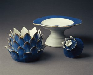 شكل نباتي تورين ، وغطاء وتازا ، فترة جيا تشينغ (1796-1820) ج 1800 (الخزف) (انظر أيضًا 314544)