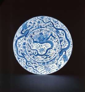 طبق أزرق وأبيض مطلي بالتنين ، Wanli أو Chongzheng ، 1600-35 (بورسلين)