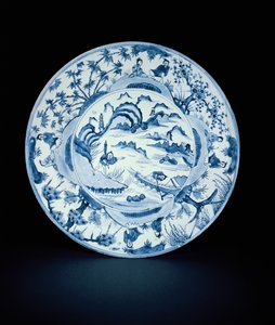 طبق أزرق وأبيض مطلي بالصيادين في مشهد نهر ، تيانكي أو تشونغ تشنغ ، 1620-30 (خزف)