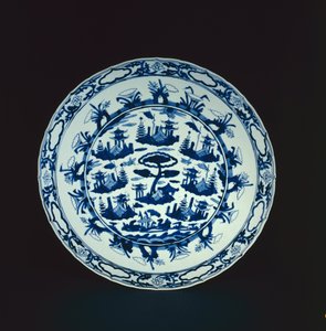 طبق أزرق وأبيض مطلي بالجزر الصخرية والأجنحة ، وانلي أو تيانكي ، 1600-25 (بورسلين)