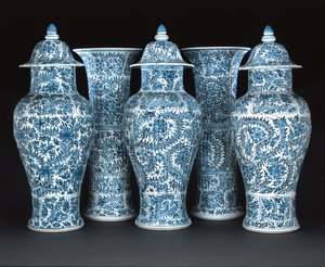 زينة زرقاء وبيضاء ، فترة كانغشي (1662-1722) (بورسلين)