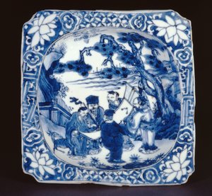 صحن مربع kosometsuke باللونين الأزرق والأبيض مطلى بشولاو وخالدين آخرين ، تيانكي ، 1621-27 (بورسلين)