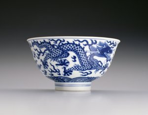 وعاء مع تنانين وموجات ، علامة Xianfeng والفترة 1851-61 (بورسلان مزجج أزرق) (انظر أيضًا 142299) بواسطة المدرسة الصينية
