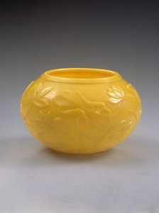 وعاء منحوت ، فترة تشيان لونغ (1736-1795) (زجاج ملون) (انظر أيضًا 272125)