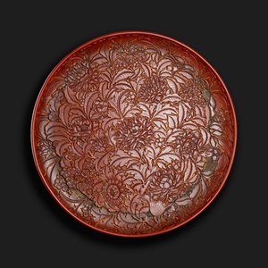 طبق منحوت يحمل علامة Xuande (1426-36) في القاعدة ، صيني (طلاء أحمر على الخشب) بواسطة المدرسة الصينية