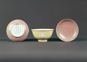 وعاء دائري ، فترة شين لونج (1736-95) (سيراميك) بواسطة المدرسة الصينية