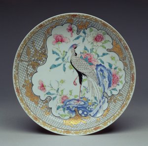 صحن مطلي بطائر طويل الذيل ، صخور وزهور ، فترة يونغ تشنغ ، 1725-1735 (بورسلان قشر)