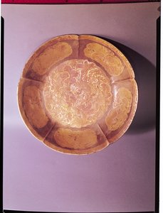 طبق منقوش من سلالة تانغ (618-907) (ذهب وفضة)