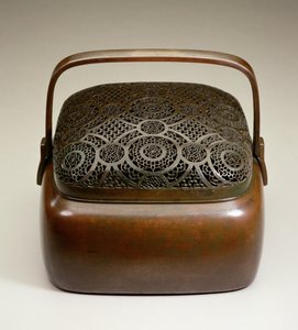 Handwarmer ، من صنع Tsui-li Wang Feng-chiang في Chia-hsing ، Chekiang ، سلالة مينغ (نحاس مطروق ومثقوب)