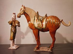 الحصان والعريس ، سلالة تانغ (618-907) (ملونة ، مزججة ، الطين) بواسطة المدرسة الصينية