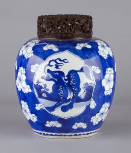 مرطبان (مع غطاء وتصميم التنين) ، 1662-1722 (سيراميك)