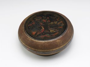 صندوق دائري مطلي بالكرات ولوحة السلال ، أواخر السادس عشر - أوائل السابع عشر (ورنيش أسود على قلب خشبي مع أصباغ متعددة الألوان مطلية بالذهب وسلال من الخيزران) بواسطة المدرسة الصينية
