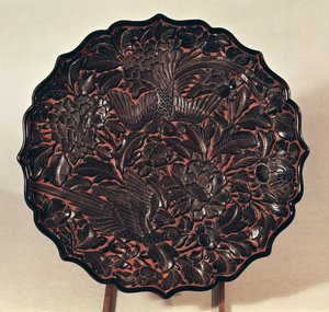 طبق بزخارف نباتية وعصفورين ، أسرة يوان (1271-1368) (خشب مطلي)