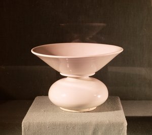 مبصقة بورسيلسية ، من شيان ، شنشى ، أسرة تانغ (618-907 م) (الخزف)
