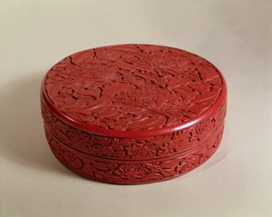 صندوق ورنيش أحمر مزين بزهور الفاوانيا 1426-27 (خشب)