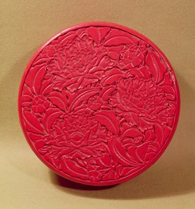 صندوق ورنيش أحمر مزين بزهور الفاوانيا ، c.1426-35 (طلاء على الخشب) (انظر أيضًا 52020)
