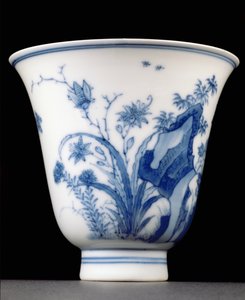 كوب دورق نصف قشر البيض ، علامة Kangxi والفترة 1662-1722 (بورسلان مزجج أزرق) (انظر 142601 ، انظر الجانب السفلي 142558)