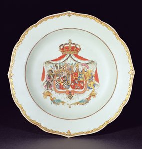 صحن حساء مزين بالذهب والمينا بأذرع كريستيان أوغست ، أمير أنهالت زربست (1690-1747) ويوهانا إليزابيث من هولشتاين-جوتورب (1712-1760) ، والدا كاترين العظمى بواسطة المدرسة الصينية