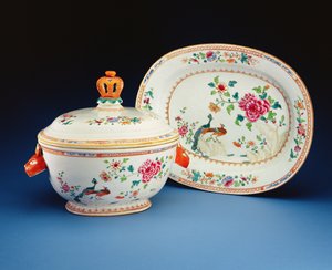 سلطانية وغطاء وقاعدة مطلية بنمط طاووس مزدوج ، فترة تشيان لونغ (1736-95) (بورسلين)