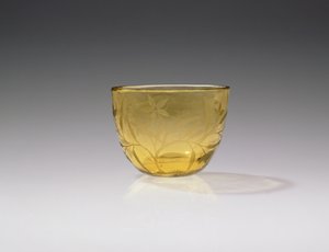كأس نبيذ ، فترة يونغ تشنغ ، 1723-35 (زجاج أصفر) بواسطة المدرسة الصينية