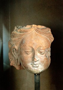 رأس بوديساتفا كبير (الطين) بواسطة المدرسة الصينية المدرسة الصينية
