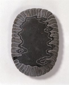حبر منحوت بأنماط موجية ، ربما سلالة مينغ (حجر توان رمادي) (الجانب السفلي) (انظر 142695) بواسطة المدرسة الصينية المدرسة الصينية