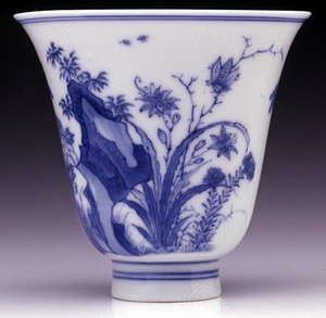 كوب دورق نصف قشر البيض ، علامة Kangxi والفترة 1662-1722 (بورسلان مزجج أزرق) (انظر 142559 والجانب السفلي 142558)