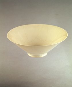 كأس نبيذ Yung Lo من أفران Ching-te-Chen ، c.1403-25 (الخزف) بواسطة المدرسة الصينية المدرسة الصينية