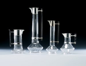 إبريق كلاريت فضي وأواني زجاجية أخرى بواسطة كريستوفر (Attr. To) Dresser