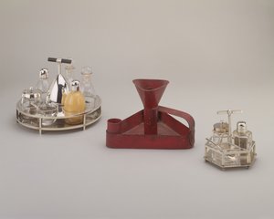 طقم إبريق زجاجي فضي مطلي ، Elkington & Co. ، 1885 ؛ عصا من الحديد المثلج بالتنقيط المثلث الأحمر ، Richard Perry ، Son & Co. ، c.1876 ؛ طقم إبريق زجاجي فضي مطلي ، هوكين آند هيث ، 1885 بواسطة كريستوفر دريسر