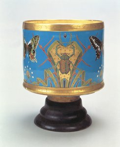 زينت Jardiniere بتقليد مصوغة بطريقة الخنافس والفراشات ، Minton & Co. ، 1867 (بورسلين بقاعدة خشبية)