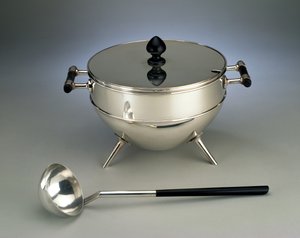 مغرفة شوربة ومغرفة ، مصنوعة من Hukin & Heath ، 1880 (بالكهرباء والخشب المصقول)