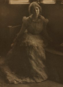 جوليا هول ماكيون ، ج. 1900.