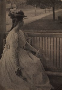 على الشرفة جوليا هول ماكيون ، ج. 1897.